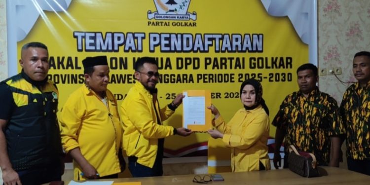 Berkas pendafataran Calon Ketua Golkar Sultra, diserahkan LO La Ode Agus, bersama kader Golkar Anggota DPRD Kendari LM Rajab Jinik, kepada SC Musda XI Dewiaty Tamburaka di Kantor DPD I Golkar Sultra, Jumat (31/10/2025).