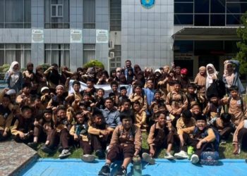 16 pelajar SMP Negeri 18 Kendari dan 69 pelajar SD Islam Insan Unggul, studi tour di BNNP Sultra, Jumat (17/10/2025). (Foto: Istimewa)