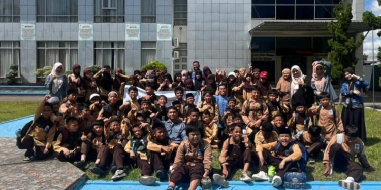 16 pelajar SMP Negeri 18 Kendari dan 69 pelajar SD Islam Insan Unggul, studi tour di BNNP Sultra, Jumat (17/10/2025). (Foto: Istimewa)