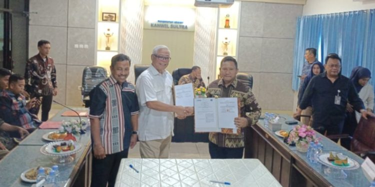 Bupati Muna Barat La Ode Darwin dan Direktur SDM dan Umum Perum Bulog, Sudarsono Hardjosoekarto teken MoU percepatan penyediaan infrastruktur pascapanen di Kantor Bulog Sultra, Kamis (16/10/2025). (Foto: Istimewa)