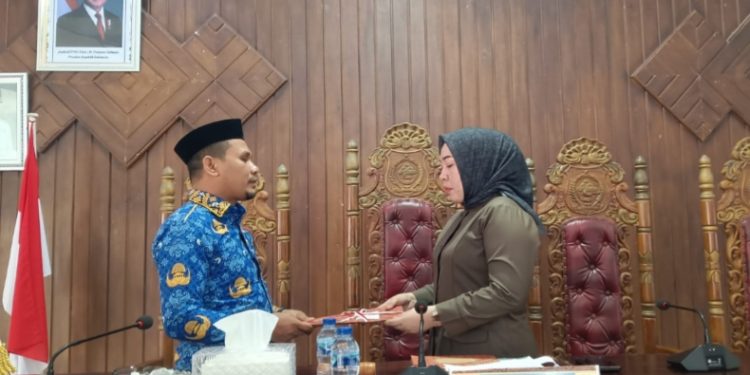 Wakil Bupati Buton Utara Rahman Serahkan Tiga Raperda ke DPRD, Rabu (1/10/2025). (Foto: Istimewa)