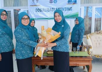 Wakil Ketua TP-PKK Buton Utara, Sulawesi Tenggara, Ruskiana Rahman, buka kegiatan sosialisasi penanganan dan Pengelolaan Sampah melalui peningkatan PHBS, serta peran PKK mencegah stunting di Rujab Bupati, Jumat (24/10/2025). (Foto: Istimewa)