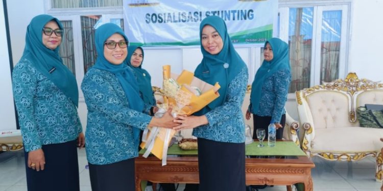 Wakil Ketua TP-PKK Buton Utara, Sulawesi Tenggara, Ruskiana Rahman, buka kegiatan sosialisasi penanganan dan Pengelolaan Sampah melalui peningkatan PHBS, serta peran PKK mencegah stunting di Rujab Bupati, Jumat (24/10/2025). (Foto: Istimewa)