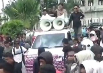 Massa Garda Muda Anoa Sultra berunjuk rasa di Kejati Sultra, desak segera menetapkan Komisaris PT LAM TL alias Lili Salim menjadi tersangka, Senin (24/11/2025) siang. (Foto: istimewa)