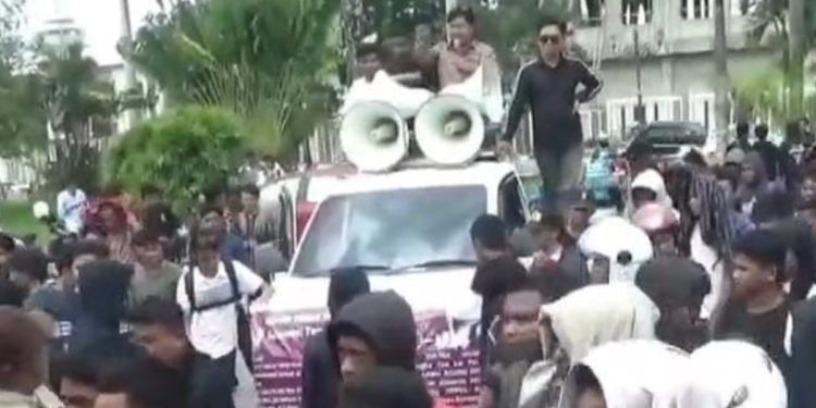 Massa Garda Muda Anoa Sultra berunjuk rasa di Kejati Sultra, desak segera menetapkan Komisaris PT LAM TL alias Lili Salim menjadi tersangka, Senin (24/11/2025) siang. (Foto: istimewa)