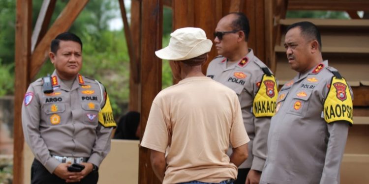 Kapolda Sultra Irjen Pol Didik Agung Widjanarko bersama Wakapolda Brigjen Pol Gidion Arief Setyawan saat melakukan pengecekan Pos Pengamanan dan Pelayanan Operasi Lilin 2025 di Kota Kendari, Minggu (21/12/2015). (Foto: Istimewa).