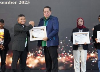 Anggota Bawaslu RI, Herwyn Malonda berikan Penghargaan Nasional kepada Bahari, S.Si., SH., MP., MH (Anggota Bawaslu Provinsi Sulawesi Tenggara) pada Kategori Podcast Kehumasan di Anugerah Bawaslu Tahun 2025, Sabtu (20/12/2025). (Foto: Dok Bawaslu Sultra).