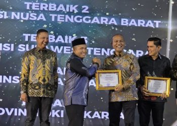 Anggota Bawaslu Provinsi Sulawesi Tenggara Bahari, S.Si., SH., MP., MH saat menerima piagam Penghargaan Nasional Kategori Kinerja Pencegahan dan Partisipasi Masyarakat, di Hotel Grand Sahid Jaya, Jakarta Pusat, Jumat (19/12/2025). (Foto: Dok Bawaslu Sultra).