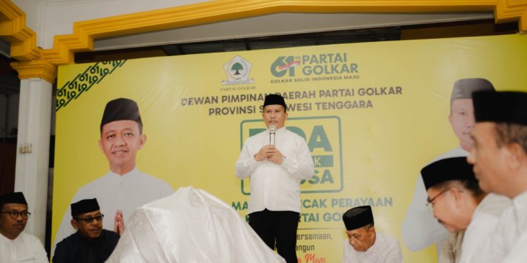 Ketua DPD I Golkar Sultra, La Ode Darwin menyampaikan sambutan pada puncak HUT ke-61 Golkar di Sekretariat Golkar Sultra, Jumat (5/12/2025) malam.