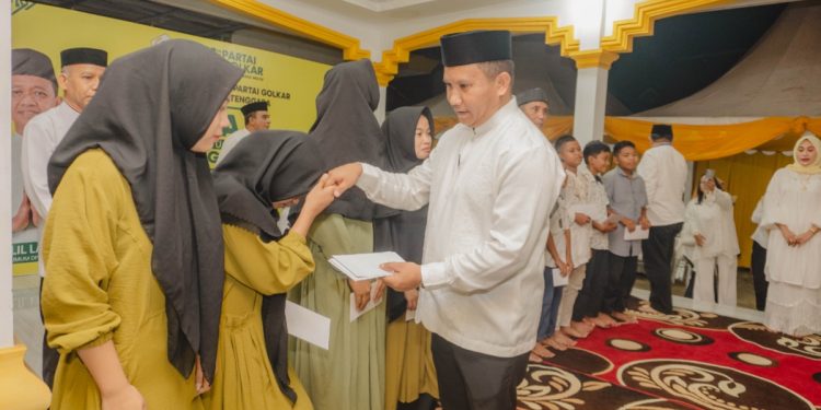 Ketua DPD I Partai Golkar Sultra, La Ode Darwin menyerahkan santunan kepada anak panti asuhan pada puncak peringatan HUT ke-61 Golkar di Kantor Golkar Sultra, Jumat (5/12/2025) malam.
