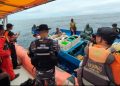 Tim SAR Gabungan evakuasi 9 orang penumpang longboat yang mengalami patah as propeler di perairan karang Kaledupa Kabupaten Wakatobi, Senin (15/12/2025). (Foto: Dok KPP Kendari)