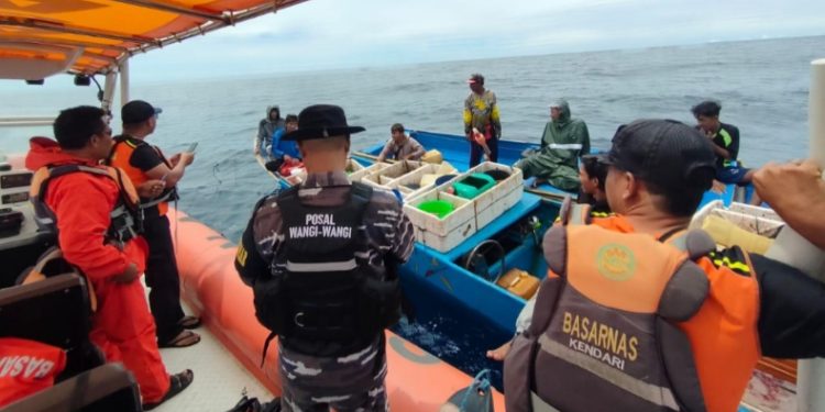 Tim SAR Gabungan evakuasi 9 orang penumpang longboat yang mengalami patah as propeler di perairan karang Kaledupa Kabupaten Wakatobi, Senin (15/12/2025). (Foto: Dok KPP Kendari)