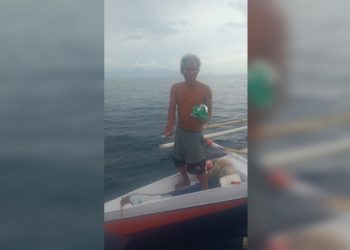 Makmur (51) nelayan asal Desa Kaluku luku Kecamatan Kodeoha yang hilang kontak setelah mesin longboat-nya mati di Perairan Tobaku Kolaka Utara ditemukan dalam kondisi selamat di Perairan Palopo, Sulawesi Selatan, Kamis (25/12/2025). (Foto: Istimewa)
