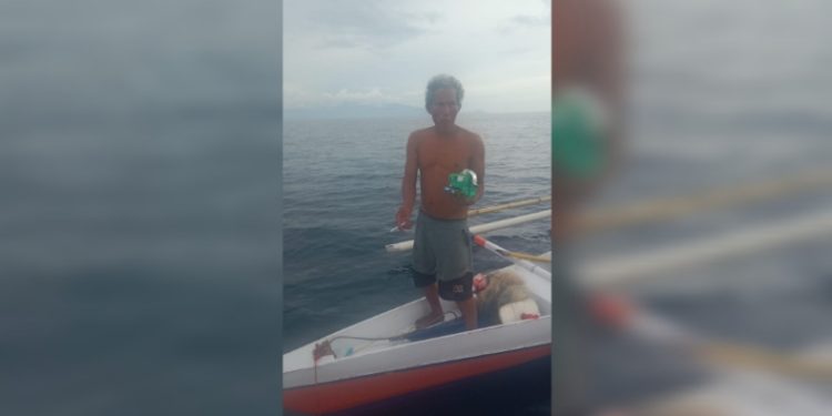Makmur (51) nelayan asal Desa Kaluku luku Kecamatan Kodeoha yang hilang kontak setelah mesin longboat-nya mati di Perairan Tobaku Kolaka Utara ditemukan dalam kondisi selamat di Perairan Palopo, Sulawesi Selatan, Kamis (25/12/2025). (Foto: Istimewa)