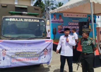 Wakil Wali Kota Kendari, Sudirman, berangkatkan dua truk bantuan kemanusiaan untuk korban bencana banjir Aceh dan Sumatera di Balai Kota Kendari, Rabu (10/12/2025). (Foto: kendarikota.go.id)
