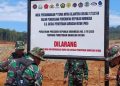 Satgas PKH pasang plang bertuliskan areal Pertambangan PT Tonia Mitra Sejahtera (TMS) seluas 172,82 Hektare di Pulau Kabaena Kabupaten Bombana dalam pengawasan Pemerintah Republik Indonesia, September 2025. (Foto: Dok Istimewa)