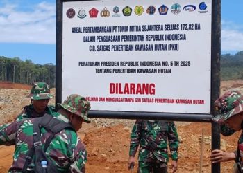 Satgas PKH pasang plang bertuliskan areal Pertambangan PT Tonia Mitra Sejahtera (TMS) seluas 172,82 Hektare di Pulau Kabaena Kabupaten Bombana dalam pengawasan Pemerintah Republik Indonesia, September 2025. (Foto: Dok Istimewa)