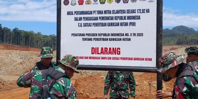 Satgas PKH pasang plang bertuliskan areal Pertambangan PT Tonia Mitra Sejahtera (TMS) seluas 172,82 Hektare di Pulau Kabaena Kabupaten Bombana dalam pengawasan Pemerintah Republik Indonesia, September 2025. (Foto: Dok Istimewa)