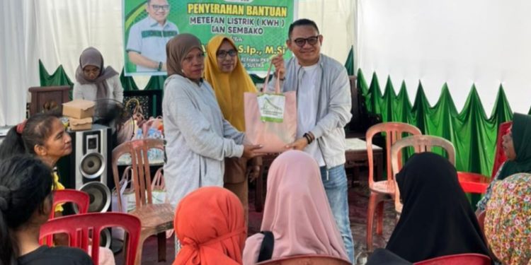 Anggota DPR RI Jaelani Bantu Pemasangan Meteran Listrik Gratis untuk Warga Kurang Mampu di Sultra, Selasa (6/1/2026). (Foto: Istimewa)