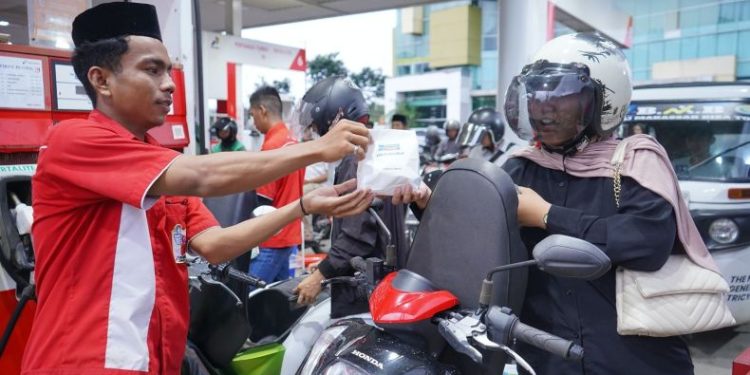 Pertamina Patra Niaga Regional Sulawesi Bagikan Takjil di 178 SPBU, Jumat (27/2/2026). (Foto: Istimewa)