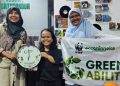 Fasilitator Nasional Green Ability Ecobhineka Muhammadiyah, aintan Mustikasari dan Windarti menyerahkan cinderamata kepada Felicia, salah satu karyawan 1/2 Kopi Tiam, Pontianak, Kalimantan Barat, Sabtu (7/3/2026). (Foto: Istimewa)