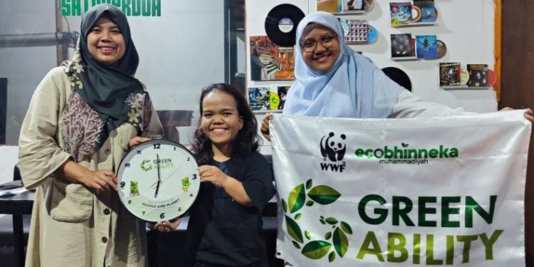 Fasilitator Nasional Green Ability Ecobhineka Muhammadiyah, aintan Mustikasari dan Windarti menyerahkan cinderamata kepada Felicia, salah satu karyawan 1/2 Kopi Tiam, Pontianak, Kalimantan Barat, Sabtu (7/3/2026). (Foto: Istimewa)