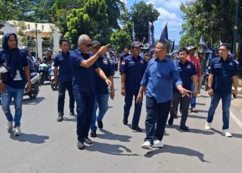 Pengurus dan Kader DPW NasDem Sultra Geruduk Kantor PWI Sultra di Kendari, protes cover Majalah Tempo, Rabu (15/4/2026). (Foto: Istimewa)