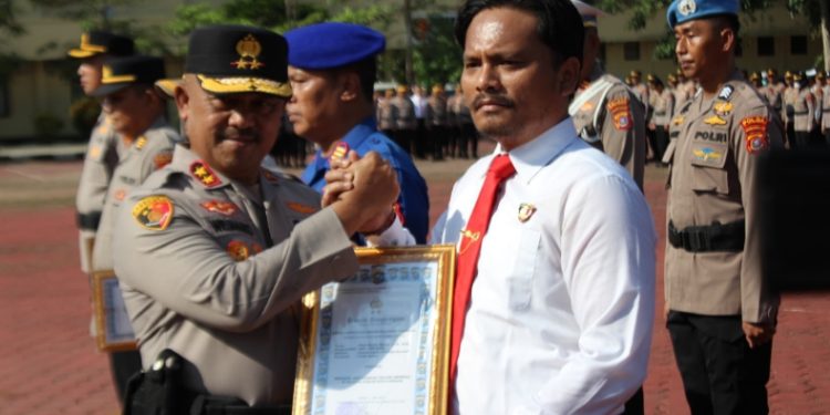 Kapolda Sultra, Irjen Didik Agung Widjanarko, berikan pengarahan kepada Kasat Reskrim Polresta Kendari, AKP Welliwanto Malau, saat upacara Kesadaran Nasional di Lapangan Apel Presisi Polda Sulawesi Tenggara (Sultra), Jumat (17/4/2026). (Foto: Istimewa)