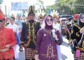 Wali Kota Kendari Siska Karina Imran, bersama Wakil Wali Kota Sudirman, Ketua TP PKK Shintya, dan Sekda Amir Hasan, pimpinan rombongan Pemkot Kendari di Pawai Budaya HUT ke-62 Sultra, Jumat (24/4/2026). (Foto: kendarikota.go.id).