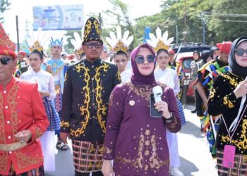 Wali Kota Kendari Siska Karina Imran, bersama Wakil Wali Kota Sudirman, Ketua TP PKK Shintya, dan Sekda Amir Hasan, pimpinan rombongan Pemkot Kendari di Pawai Budaya HUT ke-62 Sultra, Jumat (24/4/2026). (Foto: kendarikota.go.id).
