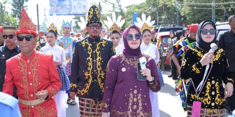 Wali Kota Kendari Siska Karina Imran, bersama Wakil Wali Kota Sudirman, Ketua TP PKK Shintya, dan Sekda Amir Hasan, pimpinan rombongan Pemkot Kendari di Pawai Budaya HUT ke-62 Sultra, Jumat (24/4/2026). (Foto: kendarikota.go.id).