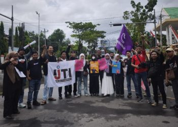 AJI Kendari dan KKJ Sultra aksi damai Hari Buruh Internasional atau May Day di Kawasan eks MTQ, Jumat (1/5/2026). (Foto: Akbar)