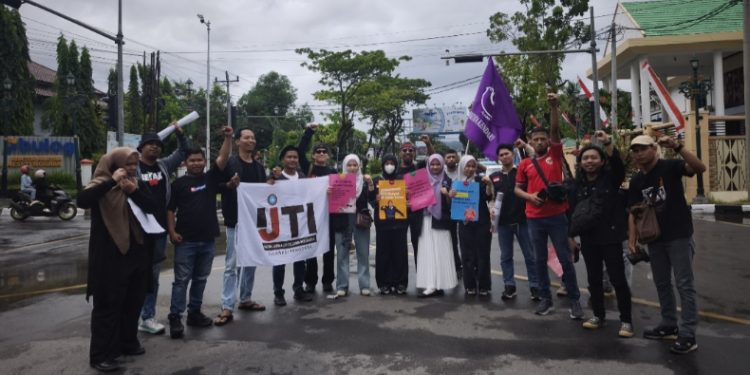 AJI Kendari dan KKJ Sultra aksi damai Hari Buruh Internasional atau May Day di Kawasan eks MTQ, Jumat (1/5/2026). (Foto: Akbar)