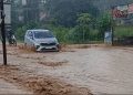 Banjir di Kawasan Tunggala Dalam Kendari Sisakan Lumpur di Badan Jalan, Minggu (24/5/2026).