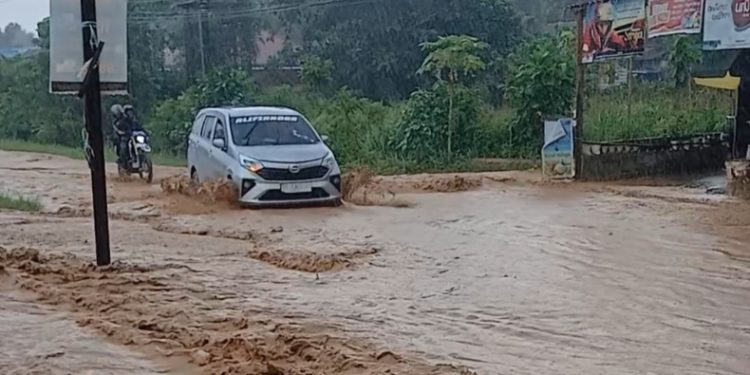 Banjir di Kawasan Tunggala Dalam Kendari Sisakan Lumpur di Badan Jalan, Minggu (24/5/2026).