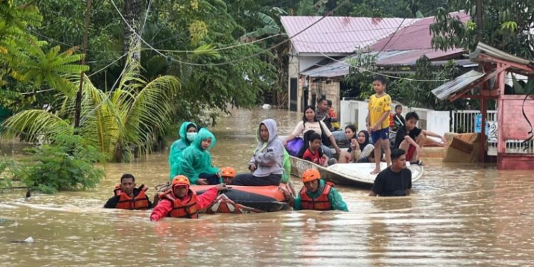 Basarnas Kendari Evakuasi Warga dari Permukiman Terkepung Banjir, Minggu (10/5/2026). (Foto: Basarnas Kendari)