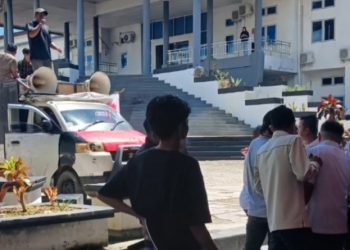Koalisi Rakyat Konawe Utara Menggugat (KRKM), demo di PLN DPRD Sultra, desak PLN segera Stabilkan Tegangan listrik di Konawe Utara Rabu (13/5/2026).