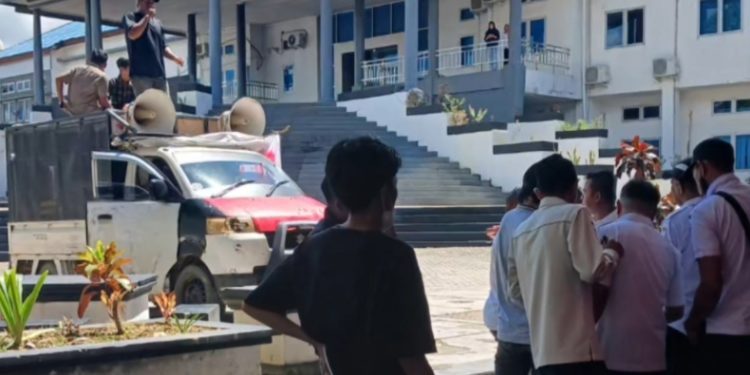 Koalisi Rakyat Konawe Utara Menggugat (KRKM), demo di PLN DPRD Sultra, desak PLN segera Stabilkan Tegangan listrik di Konawe Utara Rabu (13/5/2026).