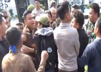 Unjuk rasa GKM di Kantor Kejati Sultra, desak penetapan tersangka baru Kasus dugaan korupsi proyek jembatan Cirauci berujung ricuh, Senin (11/5/2026).