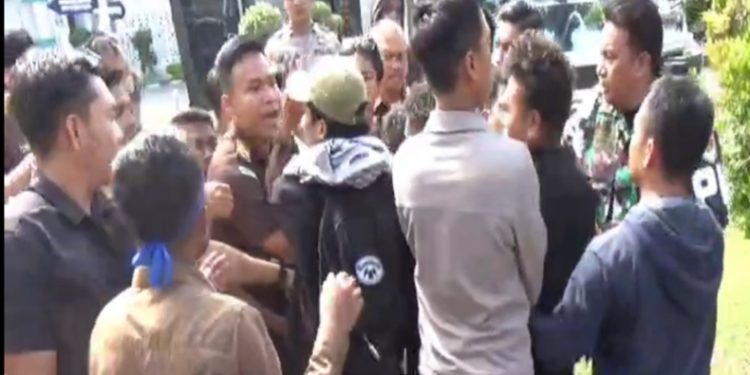 Unjuk rasa GKM di Kantor Kejati Sultra, desak penetapan tersangka baru Kasus dugaan korupsi proyek jembatan Cirauci berujung ricuh, Senin (11/5/2026).