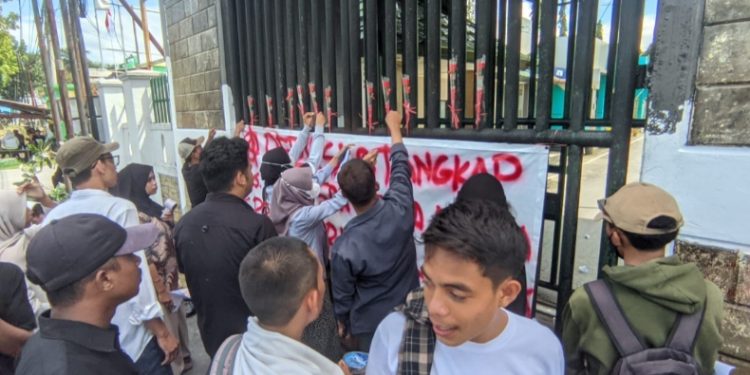 Jangkar Sultra Demo di Kejati, Desak Pengusutan Kasus Jembatan Cirauci II Dilanjutkan, Kamis (21/5/2026). (Foto: Husni Mubarak)
