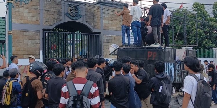 Koalisi Pemuda dan Mahasiswa Bombana Bersatu (KPMBB), berunjuk rasa di Kejaksaan Tinggi Sulawesi Tenggara (Kejati Sultra), Senin (18/5/2026).