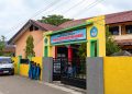 Kabel Listrik Menempel di Pagar SD Negeri 105 Kendari, Ancam Keselamatan Siswa, Selasa (19/5/2026)