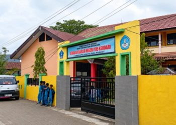 Kabel Listrik Menempel di Pagar SD Negeri 105 Kendari, Ancam Keselamatan Siswa, Selasa (19/5/2026)