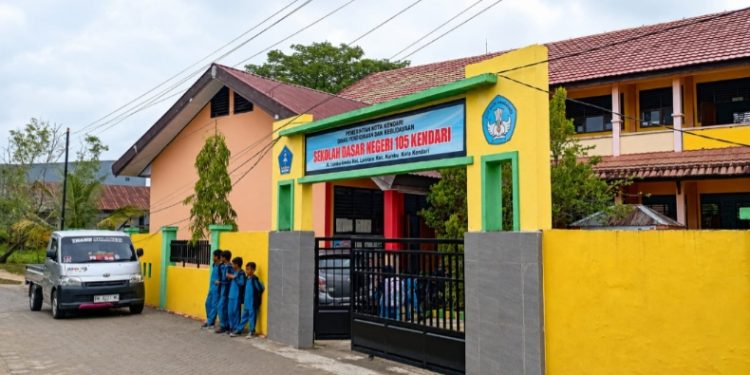 Kabel Listrik Menempel di Pagar SD Negeri 105 Kendari, Ancam Keselamatan Siswa, Selasa (19/5/2026)