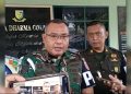 Komandan Denpom XIV/3 Kendari, Letkol CPM Haryadi Budaya Pela,saat konferensi pers penangkapan Anggota TNI Sertu Majid Bone DPO Kasus Pencabulan Anak di bawah umur, di Markas Denpom XIV/3 Kendari, Selasa (19/5/2026). (Foto: Husni Mubarak)