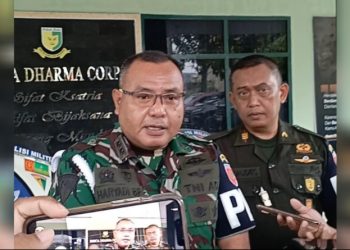 Komandan Denpom XIV/3 Kendari, Letkol CPM Haryadi Budaya Pela,saat konferensi pers penangkapan Anggota TNI Sertu Majid Bone DPO Kasus Pencabulan Anak di bawah umur, di Markas Denpom XIV/3 Kendari, Selasa (19/5/2026). (Foto: Husni Mubarak)