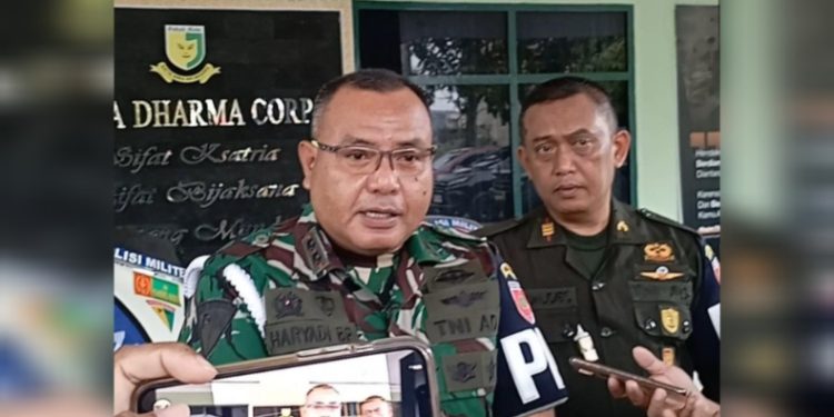 Komandan Denpom XIV/3 Kendari, Letkol CPM Haryadi Budaya Pela,saat konferensi pers penangkapan Anggota TNI Sertu Majid Bone DPO Kasus Pencabulan Anak di bawah umur, di Markas Denpom XIV/3 Kendari, Selasa (19/5/2026). (Foto: Husni Mubarak)