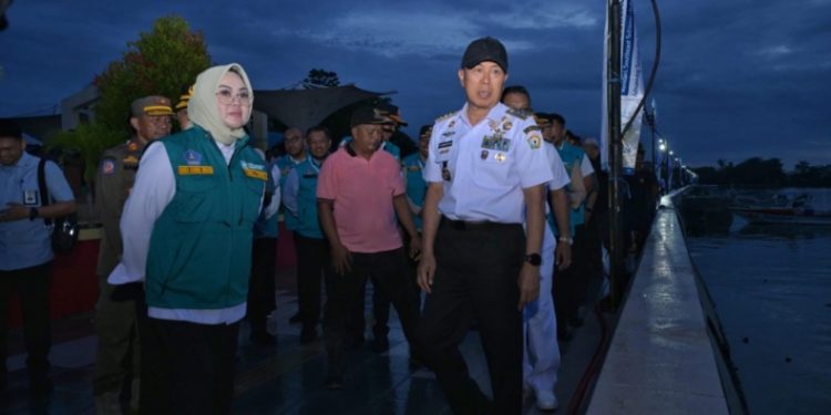 Gubernur Sultra, Andi Sumangerukka, bersama Wali Kota Kendari, Siska Karina Imran, saat memastikan venue welcome dinner delegasi UCLG ASPAC di Papalimba Puday, Rabu (6/5/2026) malam. (Foto: kendarikota.gp.id)