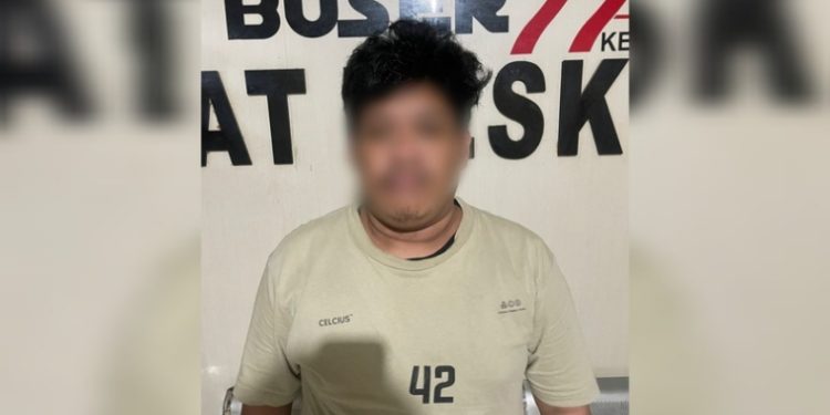Residivis narkoba DE (37), pelaku penganiayaan berat di parkiran Exodus Kendari, diamankan di Polresta Kendari. (Foto: Istimewa).